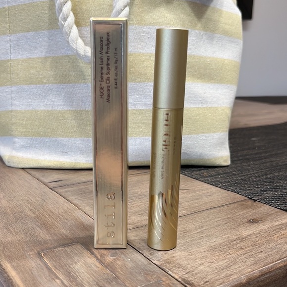 STILA Huge Extreme Lash Mascara (in Black) - Picture 2 of 6